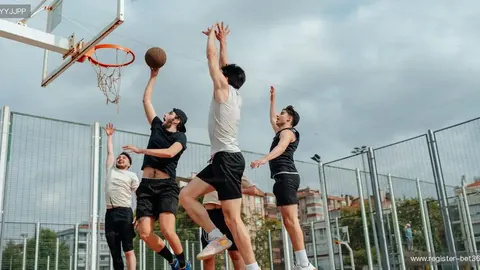 湖人小个阵容成败系于角色球员三分火力，若无精准投射，优势将不保。