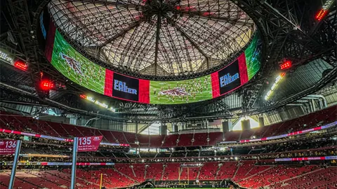 苏牙遭对手战术犯规倒地，梅西布斯克茨向裁判申诉牌证失败😧