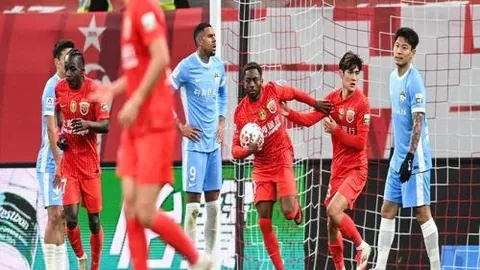 “滑雪小哥哥人气高涨，热度猛增至2025年2月3日”